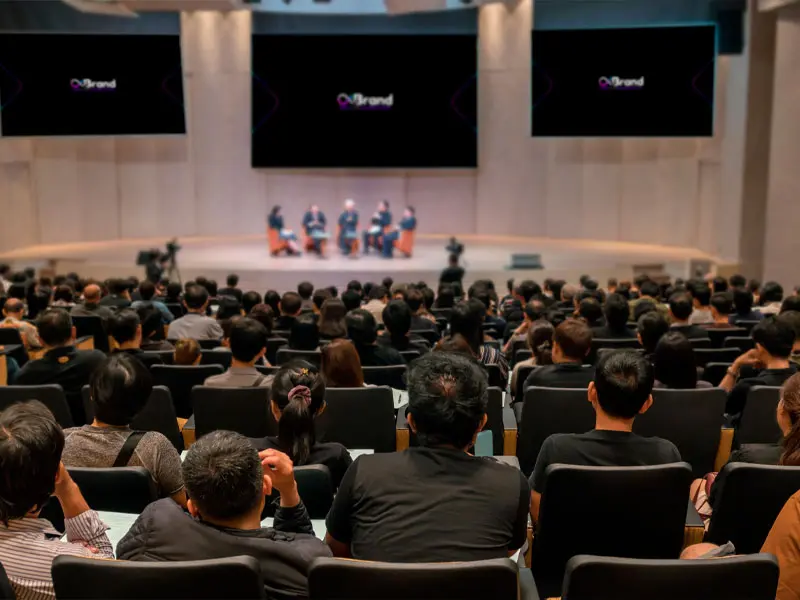 Sobre Nós, Empresa, Time, Marketing. Representação De Um Time De Marketing Digital Acompanhando Uma Palestra.