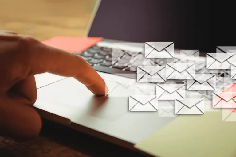 Um Dedo Tocando O Touchpad De Um Laptop Com Vários Ícones De Envelopes Sobrepostos, Simbolizando O Envio Ou Recebimento De E-Mails Em Grande Escala. A Imagem Reflete O Uso De Estratégias De Blog, Marketing, Seo, Crm E Vendas Para Gerenciar Campanhas De E-Mail Marketing Automatizadas, Otimizando A Comunicação Com Clientes E Gerando Resultados Efetivos. A Ideia É Fortalecer O Relacionamento Com O Público Por Meio De Soluções Digitais, Como O Envio Segmentado E Personalizado De Mensagens.