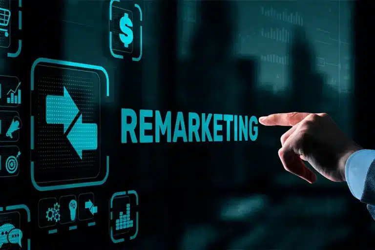 Tela Digital Com O Termo Remarketing Em Destaque, Enquanto Uma Mão Humana Toca A Tela, Representando Ações De Remarketing E A Importância Da Segmentação E Personalização No Marketing Digital.